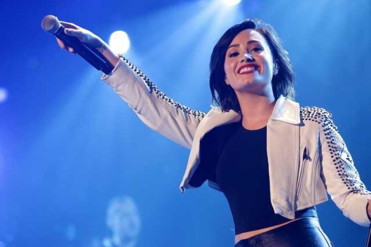 Американская певица обнажилась для рекламы своей песни Американская певица обнажилась для рекламы своей песни