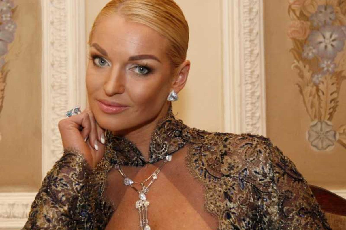 Обнаженная Анастасия Волочкова сделала фото у себя во дворе Обнаженная Анастасия Волочкова сделала фото у себя во дворе