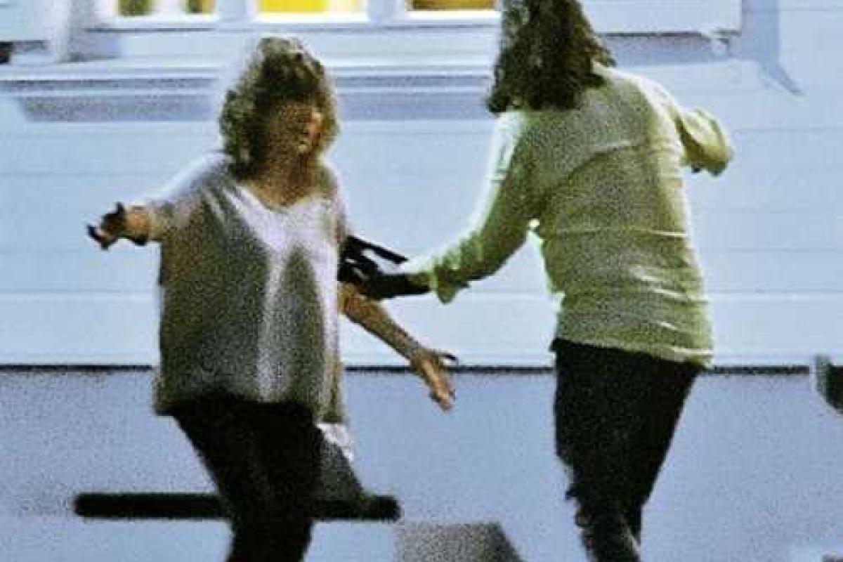 Алла Пугачева и Игорь Николаев устроили зажигательные танцы посреди улицы