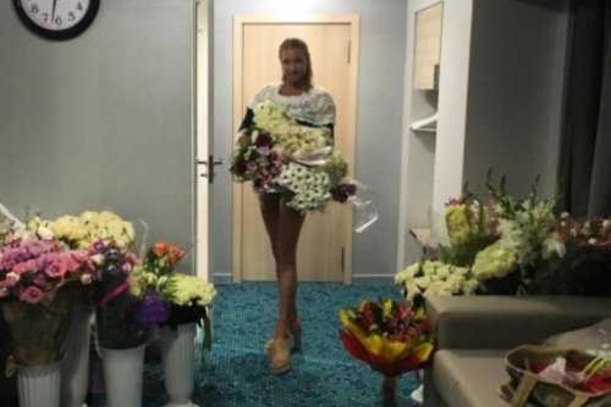 Анастасию Волочкову "завалили" роскошными цветами Анастасию Волочкову "завалили" роскошными цветами