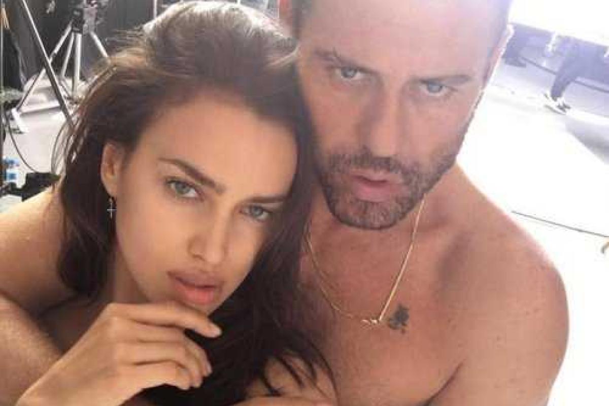 Обнаженная Ирина Шейк показала свой загар