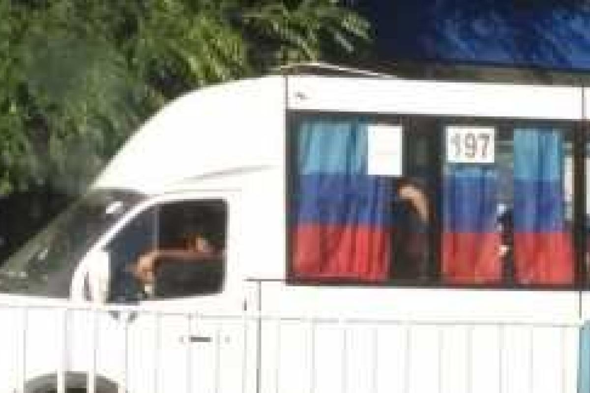В Сети посмеялись над водителем луганской маршрутки, пустившим флаг "ЛНР" на занавески В Сети посмеялись над водителем луганской маршрутки, пустившим флаг "ЛНР" на занавески