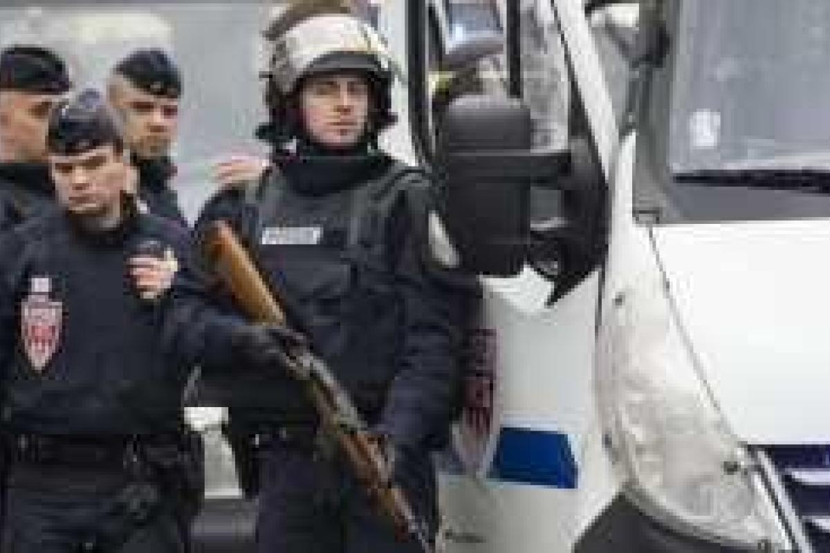 Во Франции вооруженные преступники захватили церковь и удерживают в заложниках около пяти человек Во Франции вооруженные преступники захватили церковь и удерживают в заложниках около пяти человек