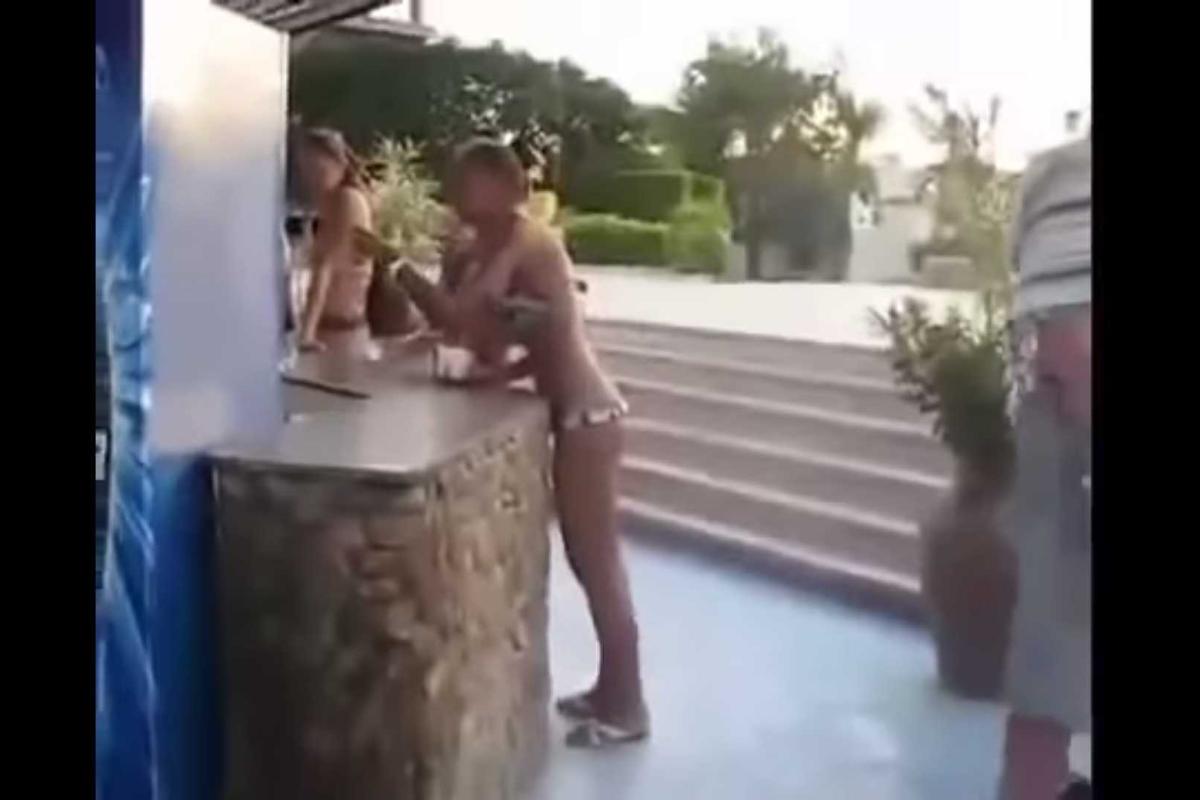 Типичное поведение российского туриста в Турции: "культурная" дама шокировала соцсети (18+) Типичное поведение российского туриста в Турции: "культурная" дама шокировала соцсети (18+)