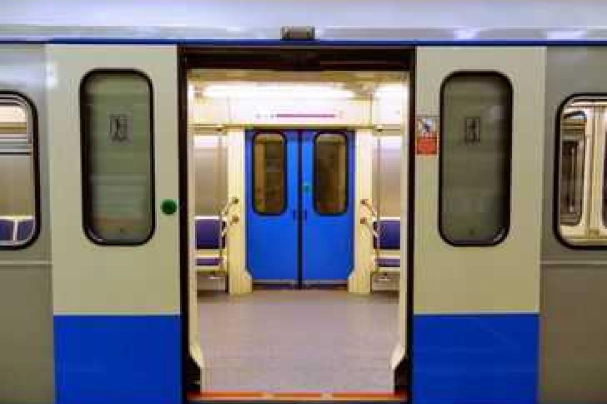 Двери вагона московского метро сломали руку пассажирке Двери вагона московского метро сломали руку пассажирке