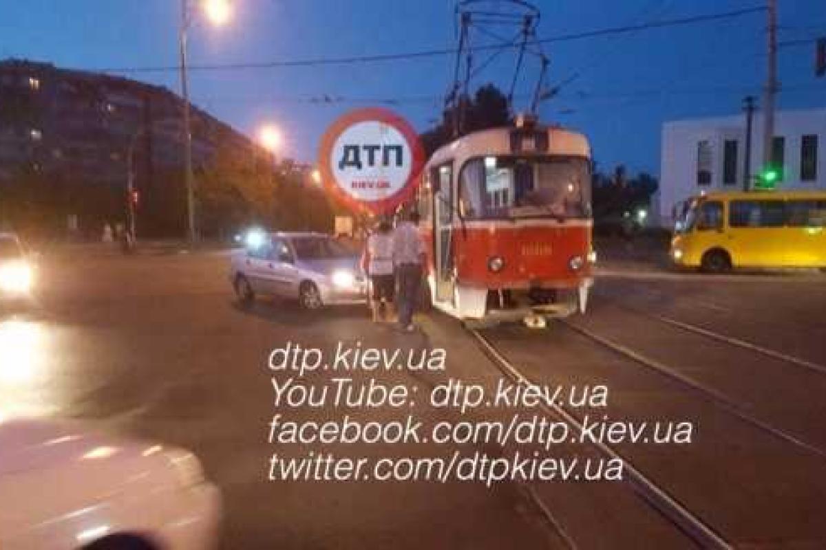В Киеве легковушка врезалась в трамвай