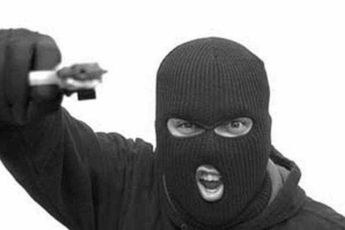 В Рубежном мужчина ограбил ювелирный магазин В Рубежном мужчина ограбил ювелирный магазин