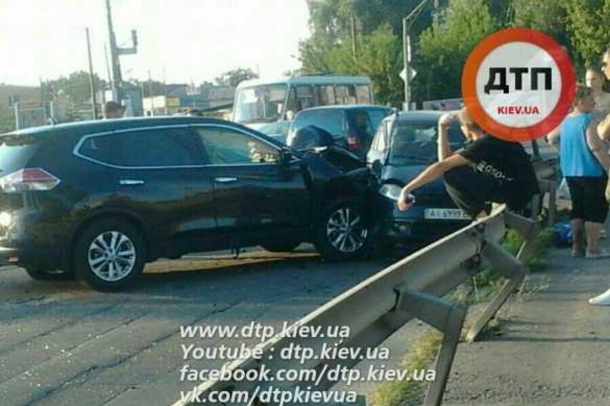 Под Киевом в Вишневом автомобиль Ниссан протаранил Чери, есть пострадавшие Под Киевом в Вишневом автомобиль Ниссан протаранил Чери, есть пострадавшие