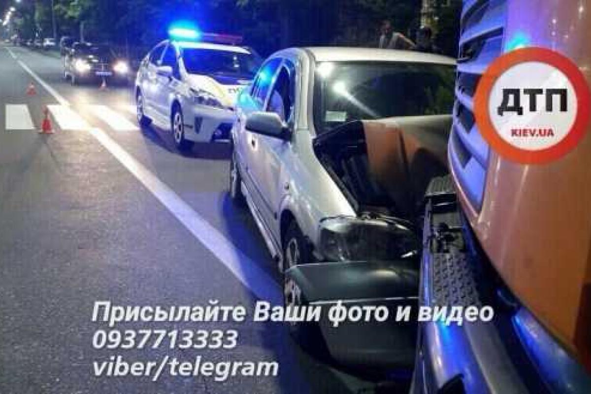 ДТП в Киеве: Опель врезался в мусоровоз