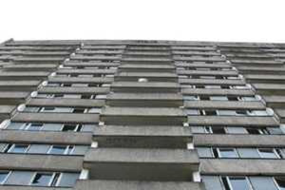 В Киеве парочка, занимающаяся любовью, выпала с балкона 4 этажа В Киеве парочка, занимающаяся любовью, выпала с балкона 4 этажа