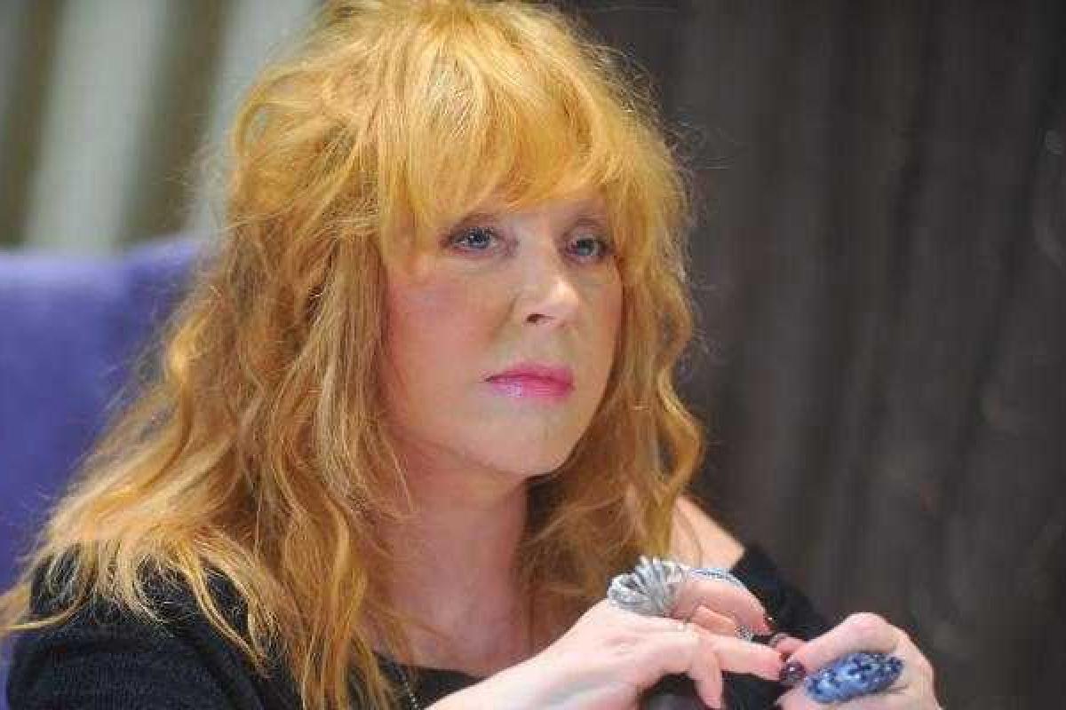 Алла Пугачева показала публике ягодицы