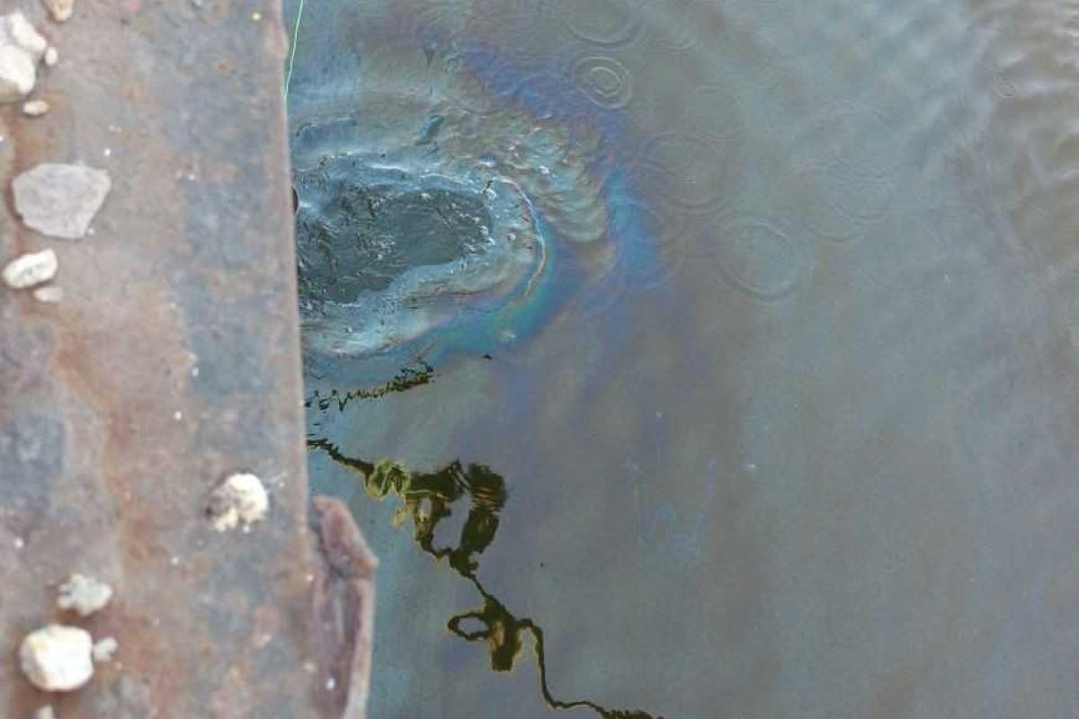 В Азовском море в районе Мариуполя произошел разлив нефтепродуктов В Азовском море в районе Мариуполя произошел разлив нефтепродуктов