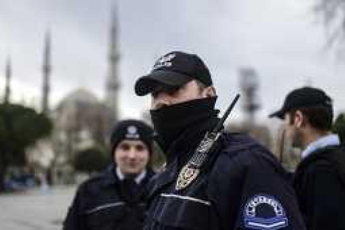 В Турции неизвестные жестоко расстреляли пост полиции, есть жертвы В Турции неизвестные жестоко расстреляли пост полиции, есть жертвы