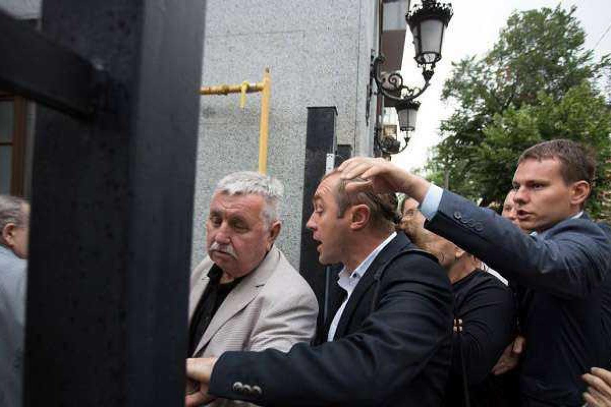 В Киеве активисты устроили погром на презентации «антиукраинской» книги В Киеве активисты устроили погром на презентации «антиукраинской» книги