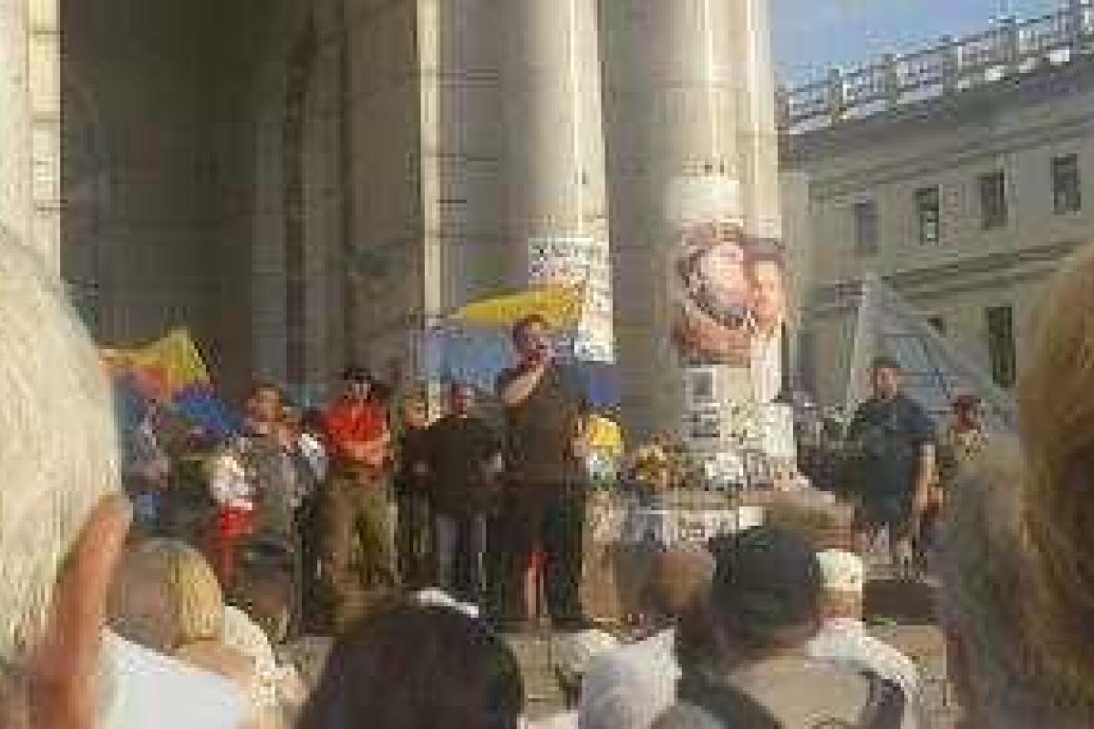 В Киеве проводят митинг в поддержку участников АТО В Киеве проводят митинг в поддержку участников АТО