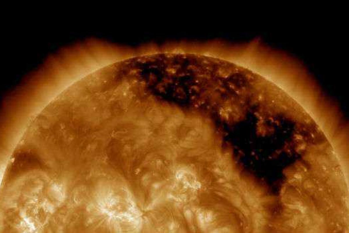 Астрономы обнаружили на Солнце огромную корональную дыру