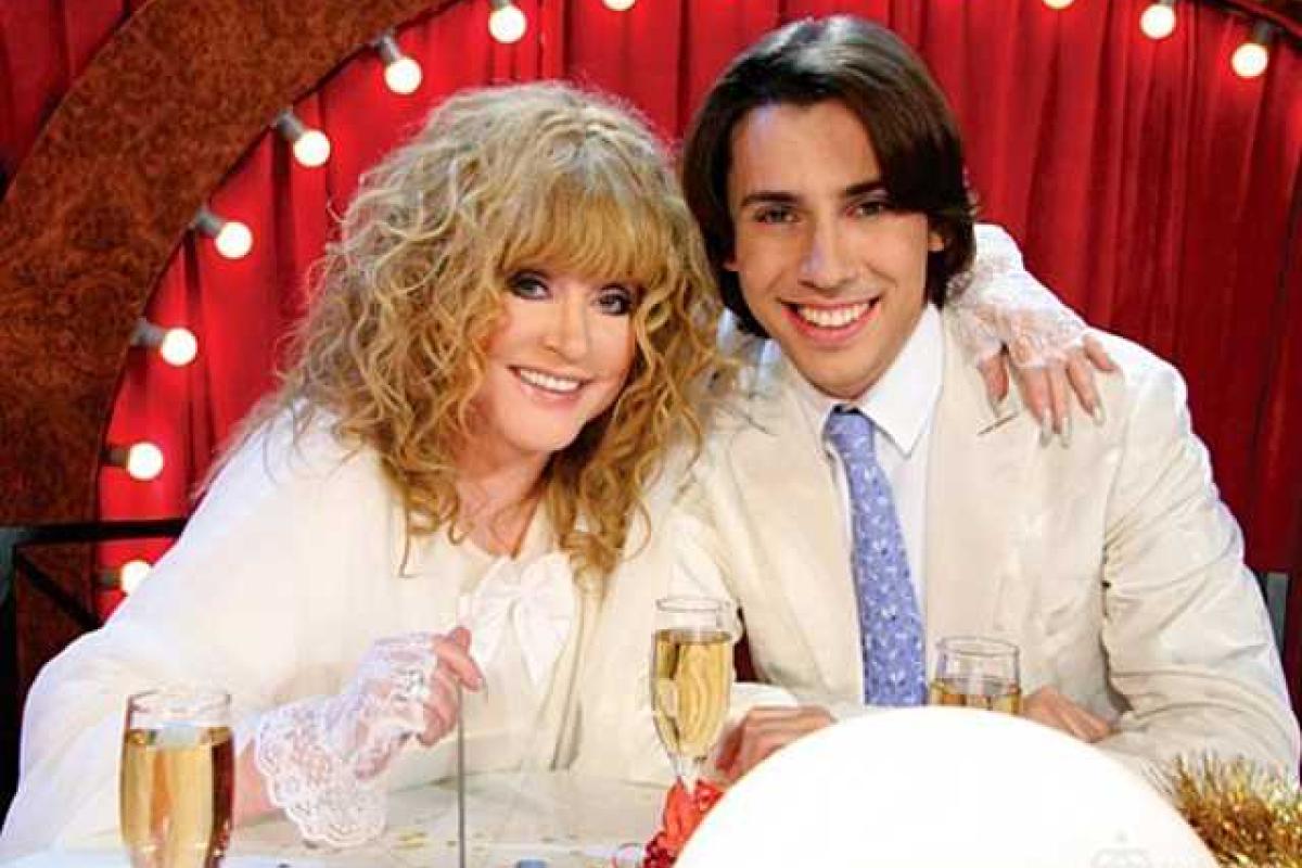 Алла Пугачева показала фото поцелуя с мужем