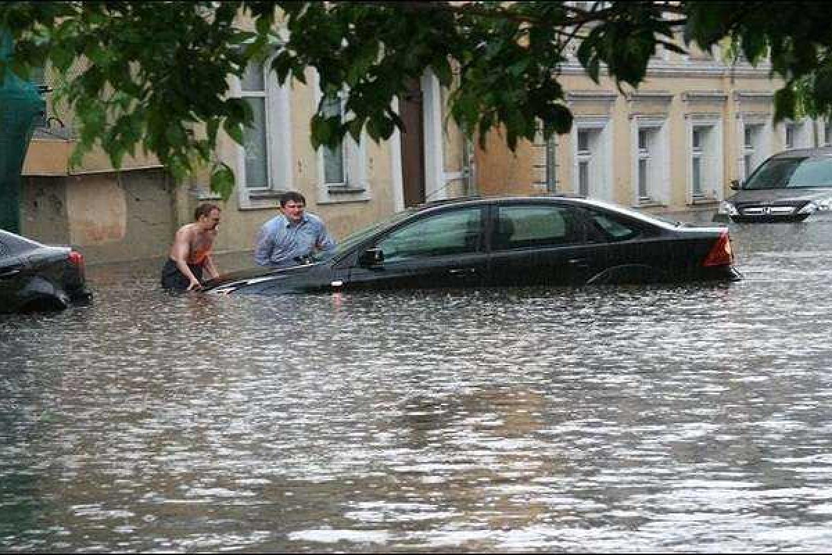 В Сети появилось видео с последствиями сильнейших ливней и потопов в России В Сети появилось видео с последствиями сильнейших ливней и потопов в России