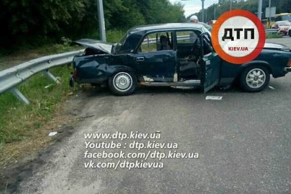 ДТП в Киеве: Волга разбилась о Тойоту и отлетела в отбойник ДТП в Киеве: Волга разбилась о Тойоту и отлетела в отбойник