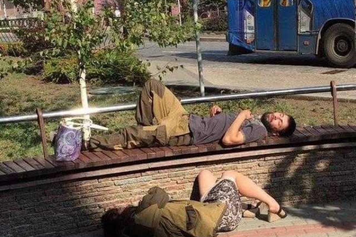 «Ополченцы» в Донбассе массово «отдыхают», лежа на тротуарах «Ополченцы» в Донбассе массово «отдыхают», лежа на тротуарах