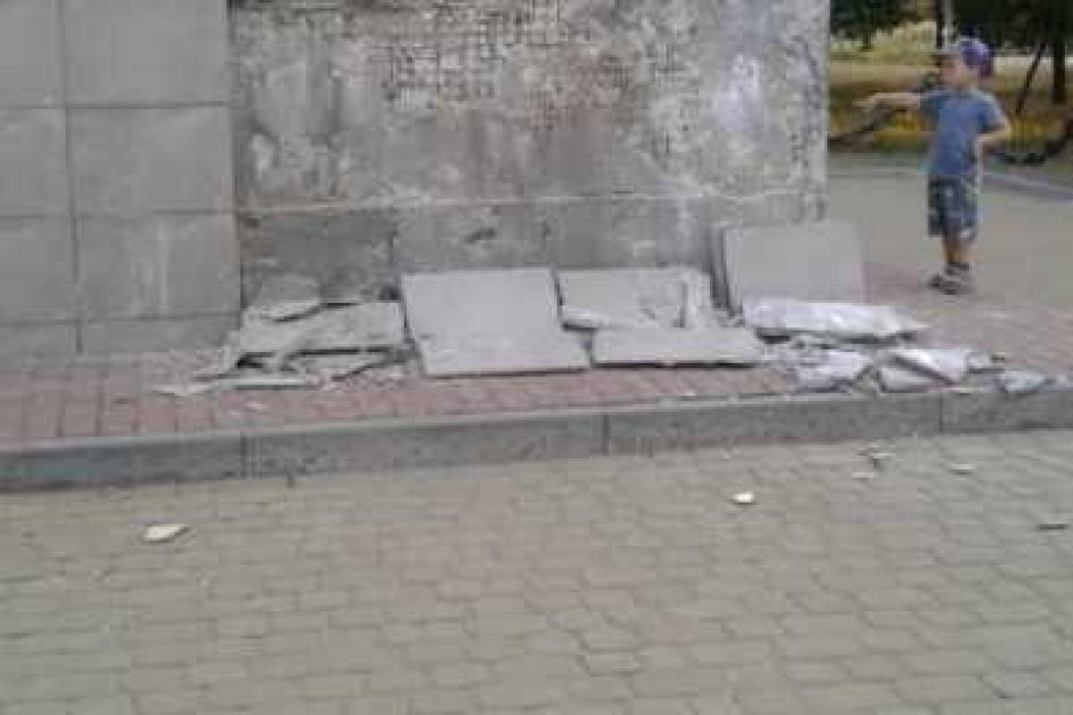 В Мариуполе отвалившаяся от памятного обелиска плитка чуть не травмировала детей В Мариуполе отвалившаяся от памятного обелиска плитка чуть не травмировала детей
