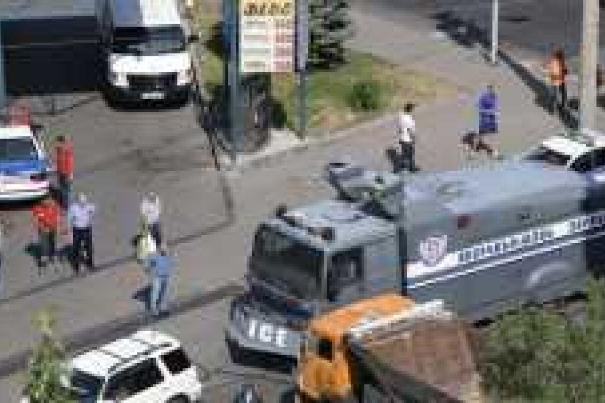 В Армении началось вооруженное восстание: неизвестные захватили здание полиции В Армении началось вооруженное восстание: неизвестные захватили здание полиции
