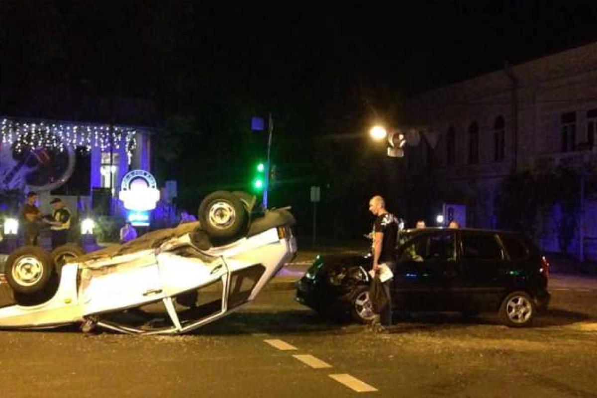 В Киеве машина приземлилась на капот, чудом никто не пострадал В Киеве машина приземлилась на капот, чудом никто не пострадал