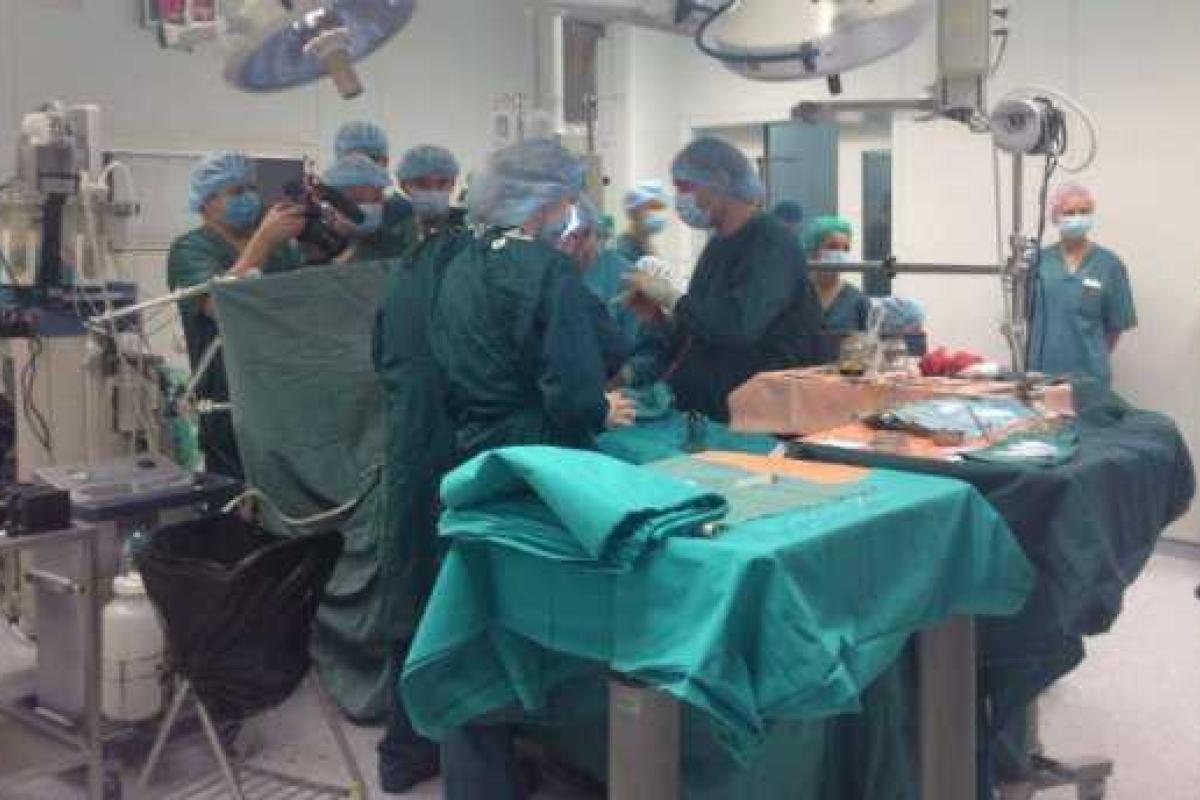 Украинские хирурги проводят уникальную операцию по установке искусственного сердца Украинские хирурги проводят уникальную операцию по установке искусственного сердца