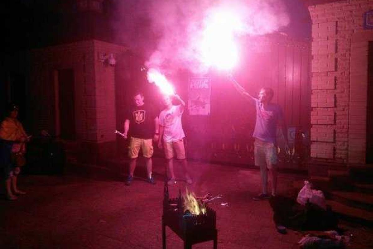 К дому Медведчука приехали автомайдановцы с файерами К дому Медведчука приехали автомайдановцы с файерами