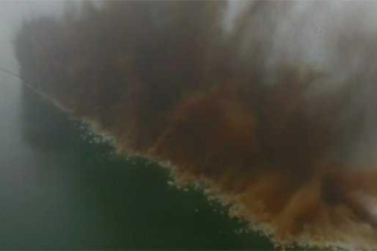 В сети появилось зрелищное видео взрыва многокилометровой дамбы в Китае В сети появилось зрелищное видео взрыва многокилометровой дамбы в Китае