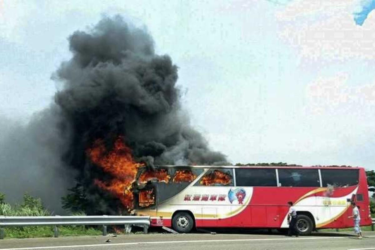 Жуткий инцидент в Тайване: туристы сгорели заживо прямо в автобусе Жуткий инцидент в Тайване: туристы сгорели заживо прямо в автобусе