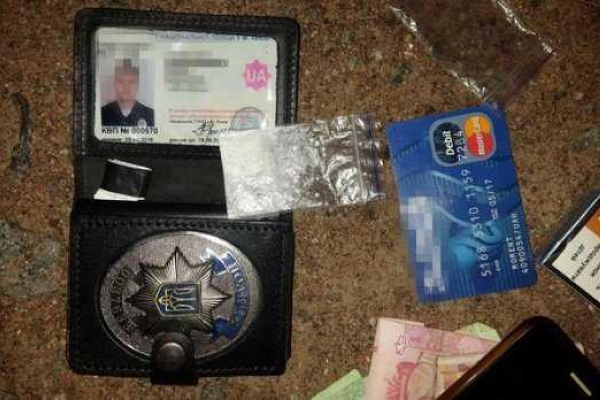 СБУ в ходе спецоперации в Киеве задержала полицейских-наркодилеров СБУ в ходе спецоперации в Киеве задержала полицейских-наркодилеров