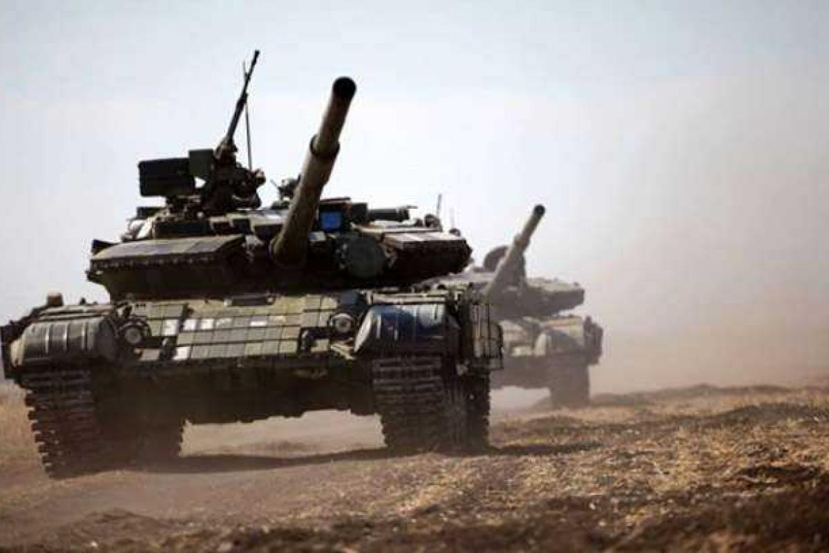 В Краснодоне боевики активно восстанавливают подбитые танки В Краснодоне боевики активно восстанавливают подбитые танки