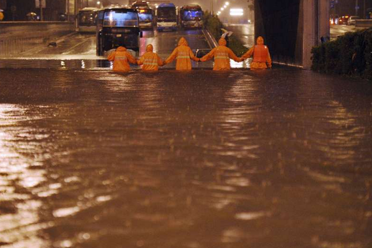 В Сети появилось новое видео пережитого стихийного бедствия в Китае В Сети появилось новое видео пережитого стихийного бедствия в Китае