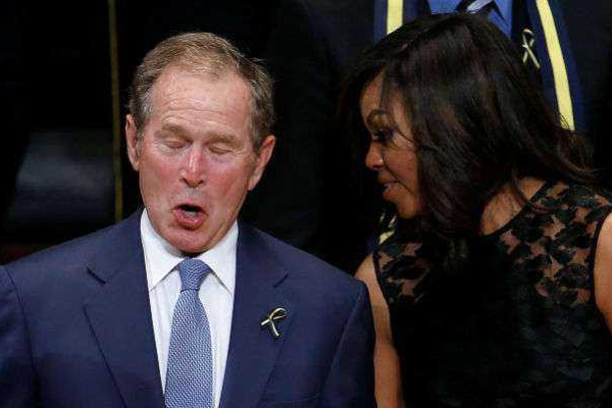 Психологи объяснили неадекватное поведение Джорджа Буша на похоронах Психологи объяснили неадекватное поведение Джорджа Буша на похоронах