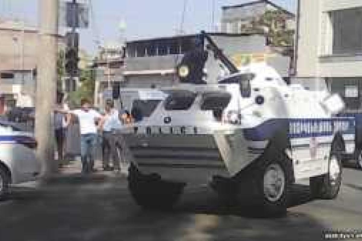 По улицам Еревана ездит бронетехника, в результате перестрелки есть погибшие и раненые По улицам Еревана ездит бронетехника, в результате перестрелки есть погибшие и раненые