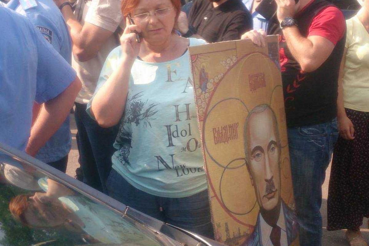 Активисты троллили участников "крестного хода" иконой с Путиным Активисты троллили участников "крестного хода" иконой с Путиным