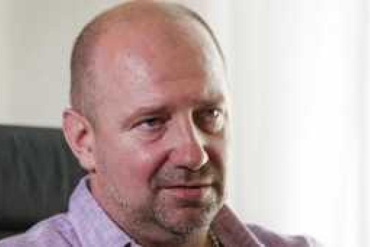 В Киеве у Печерского суда словесная перепалка между активистами и нардепом Мельничуком переросла в драку