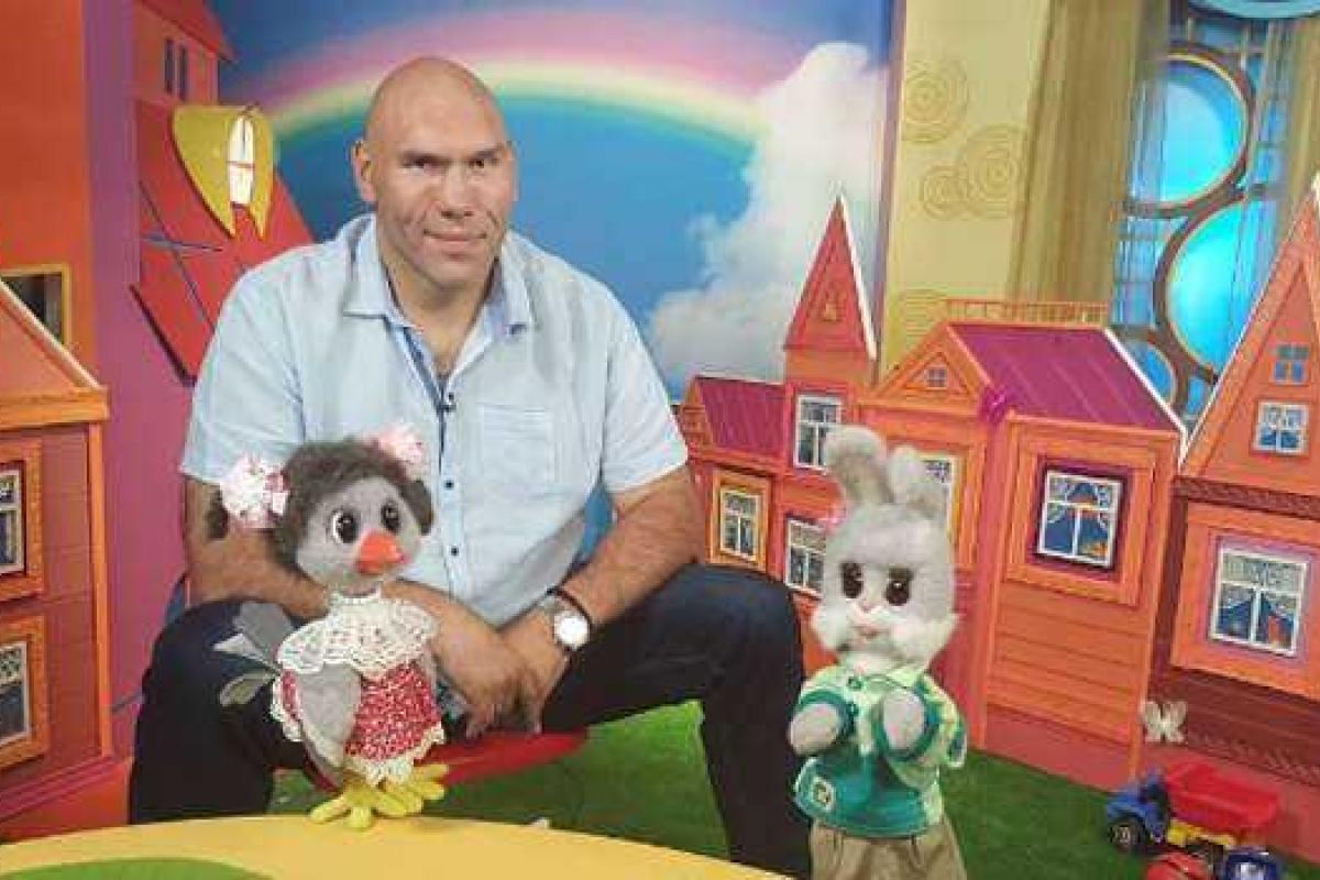 Боксер Валуев будет вести программу «Спокойной ночи, малыши!»