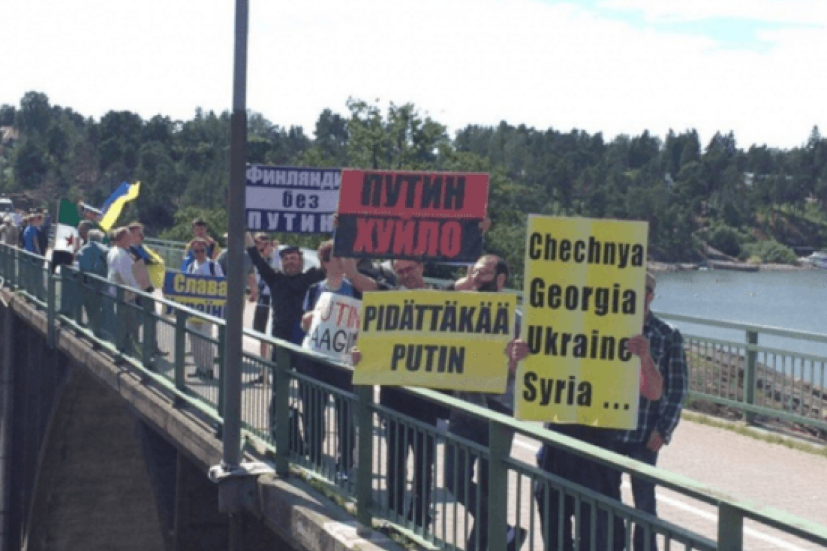 В Финляндии Путину устроили «коридор позора» В Финляндии Путину устроили «коридор позора»
