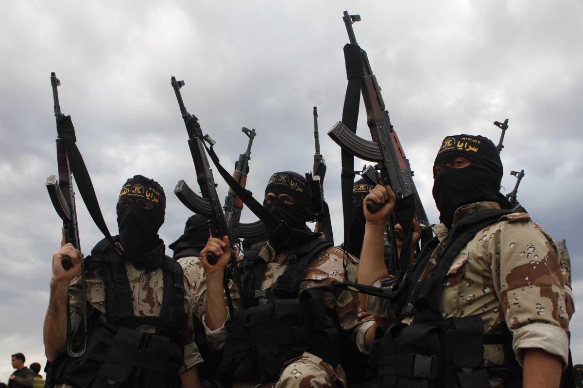 Боевики "ИГ" устроили страшную смерть для дезертиров Боевики "ИГ" устроили страшную смерть для дезертиров