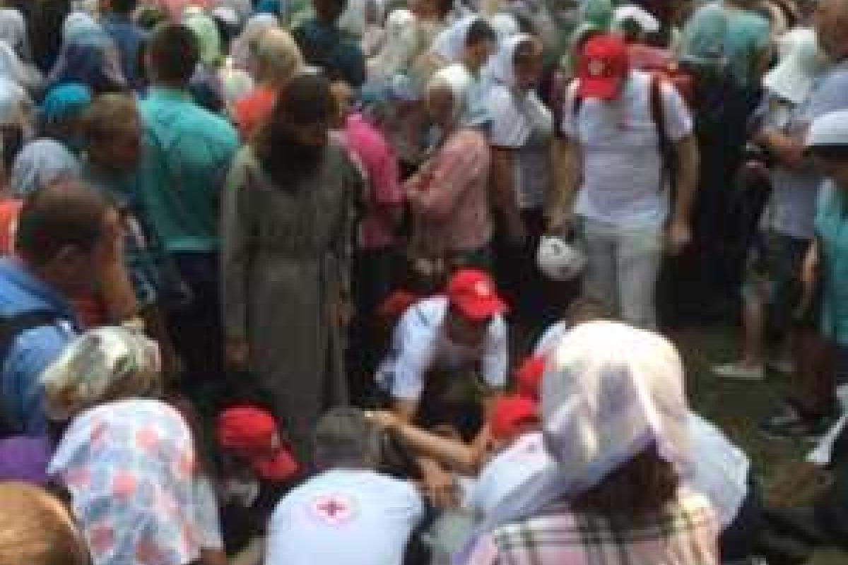 Участники крестного хода массово теряют сознание из-за жары: к медикам обратилось свыше 100 человек Участники крестного хода массово теряют сознание из-за жары: к медикам обратилось свыше 100 человек