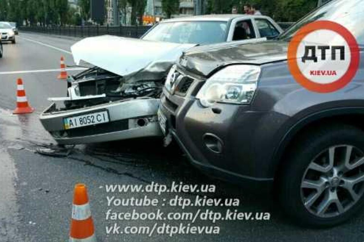 В Киеве Ниссан протаранил Чери с ребенком, есть пострадавшие В Киеве Ниссан протаранил Чери с ребенком, есть пострадавшие