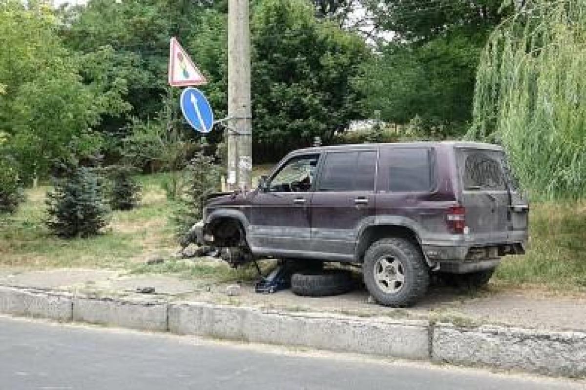 В Мариуполе произошло ДТП с участием военных: автомобиль на спуске врезался в столб 