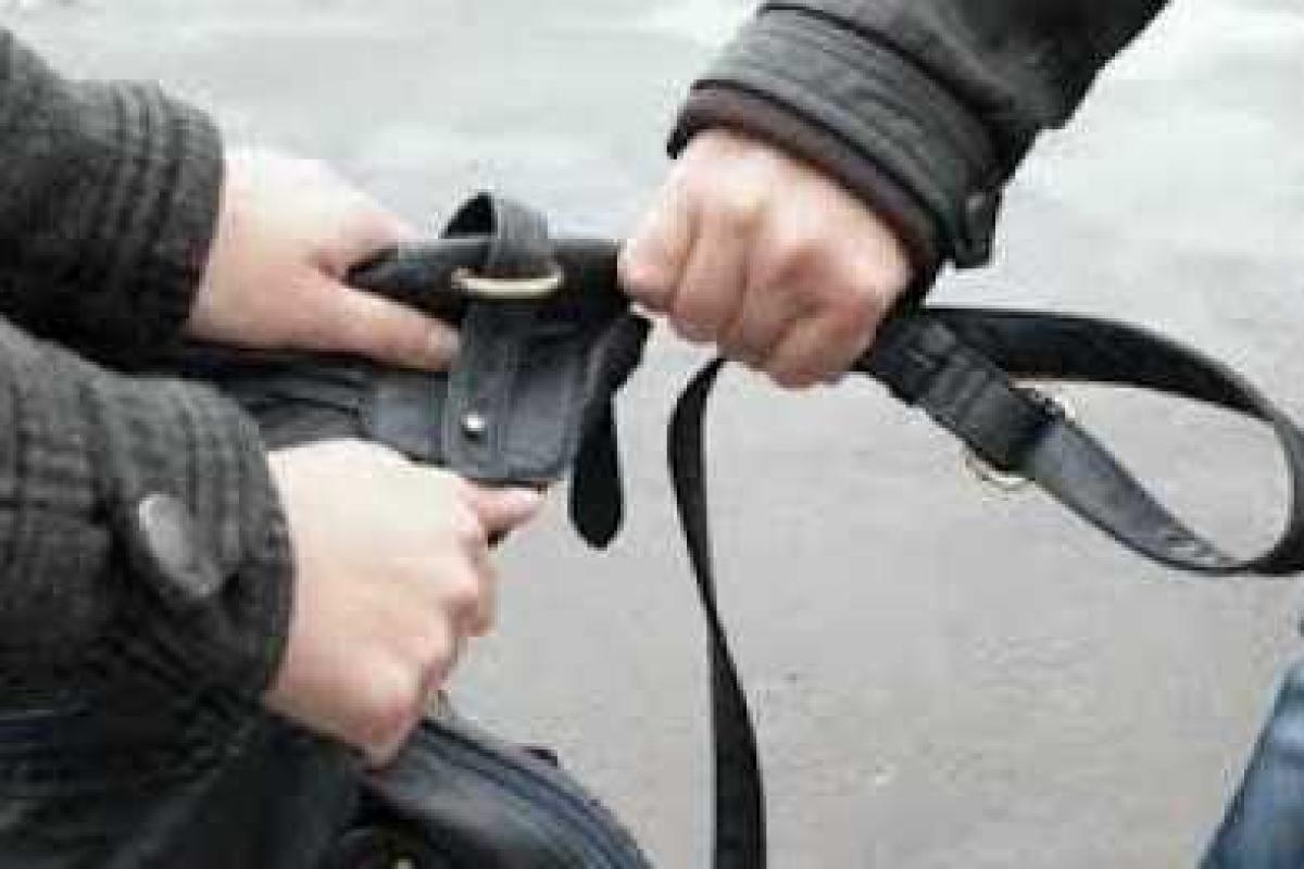 В Мариуполе пьяный мужчина украл продукты у пожилой женщины и начал их есть на месте преступления В Мариуполе пьяный мужчина украл продукты у пожилой женщины и начал их есть на месте преступления