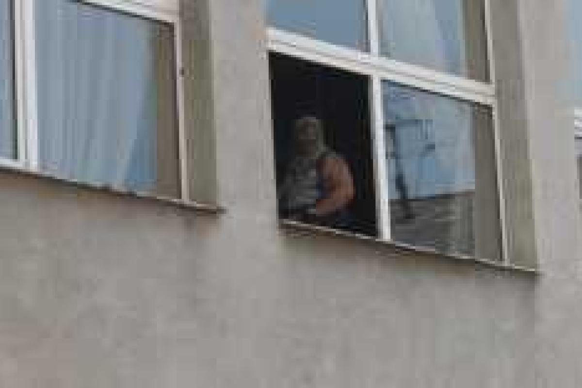 В Ужгороде захватили горсовет: в здании слышны взрывы В Ужгороде захватили горсовет: в здании слышны взрывы