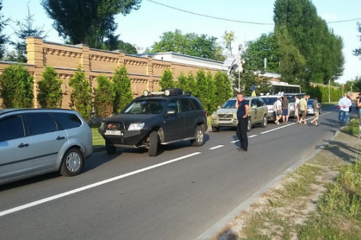 К дому Порошенко прибыла колонна протестующих К дому Порошенко прибыла колонна протестующих