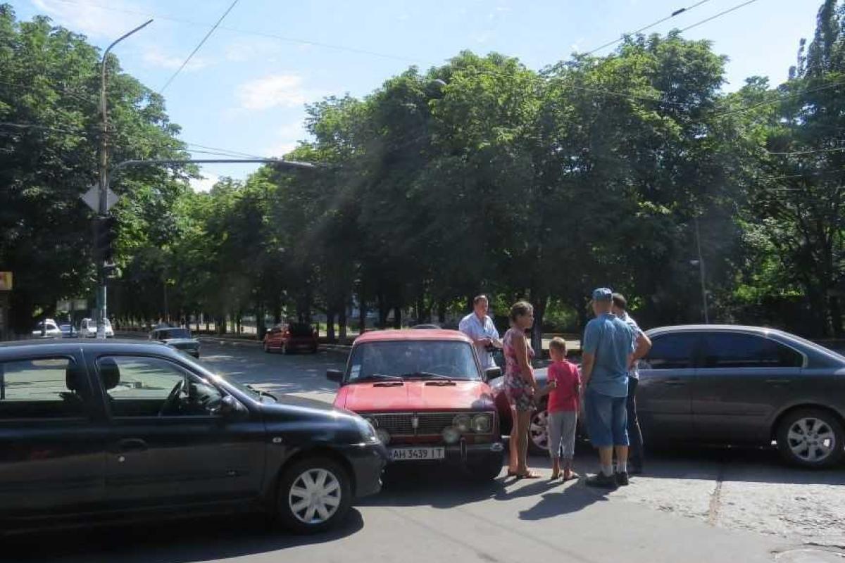 Неработающий светофор спровоцировал ДТП в Мариуполе Неработающий светофор спровоцировал ДТП в Мариуполе