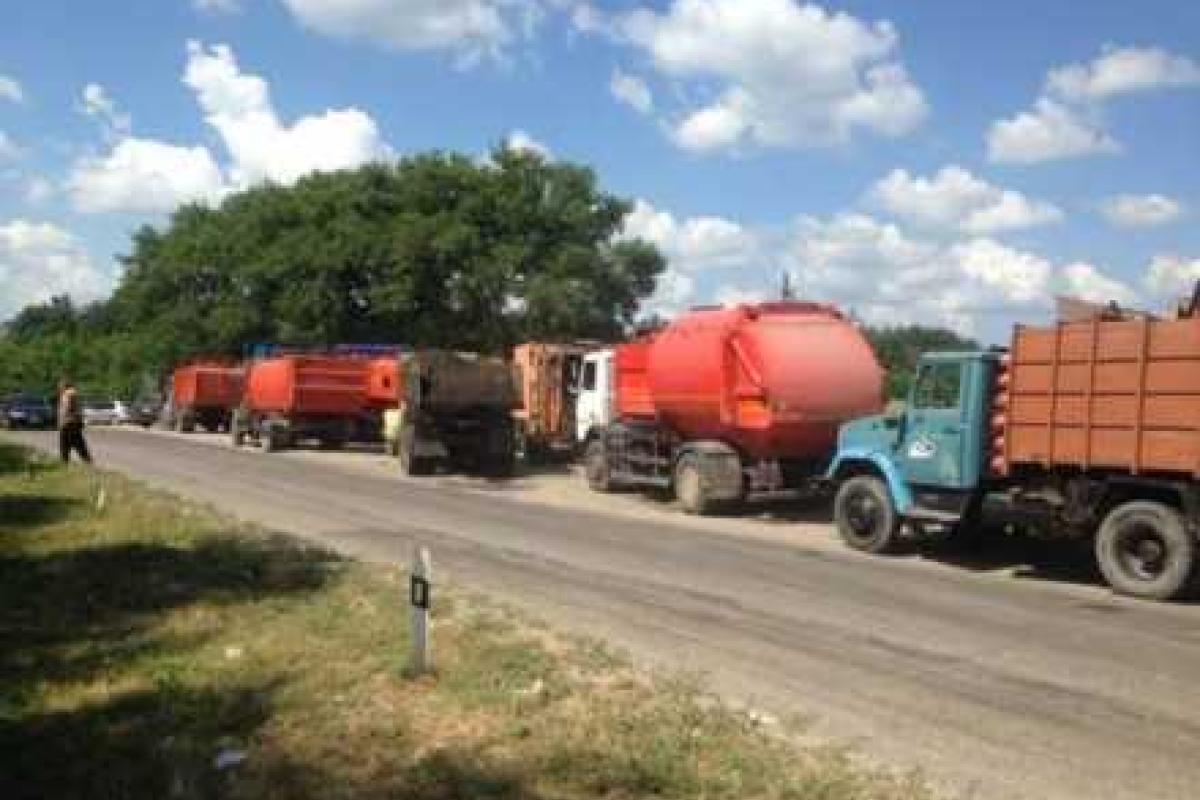 Под Киевом активисты перекрыли въезд мусоровозам на местную свалку Под Киевом активисты перекрыли въезд мусоровозам на местную свалку