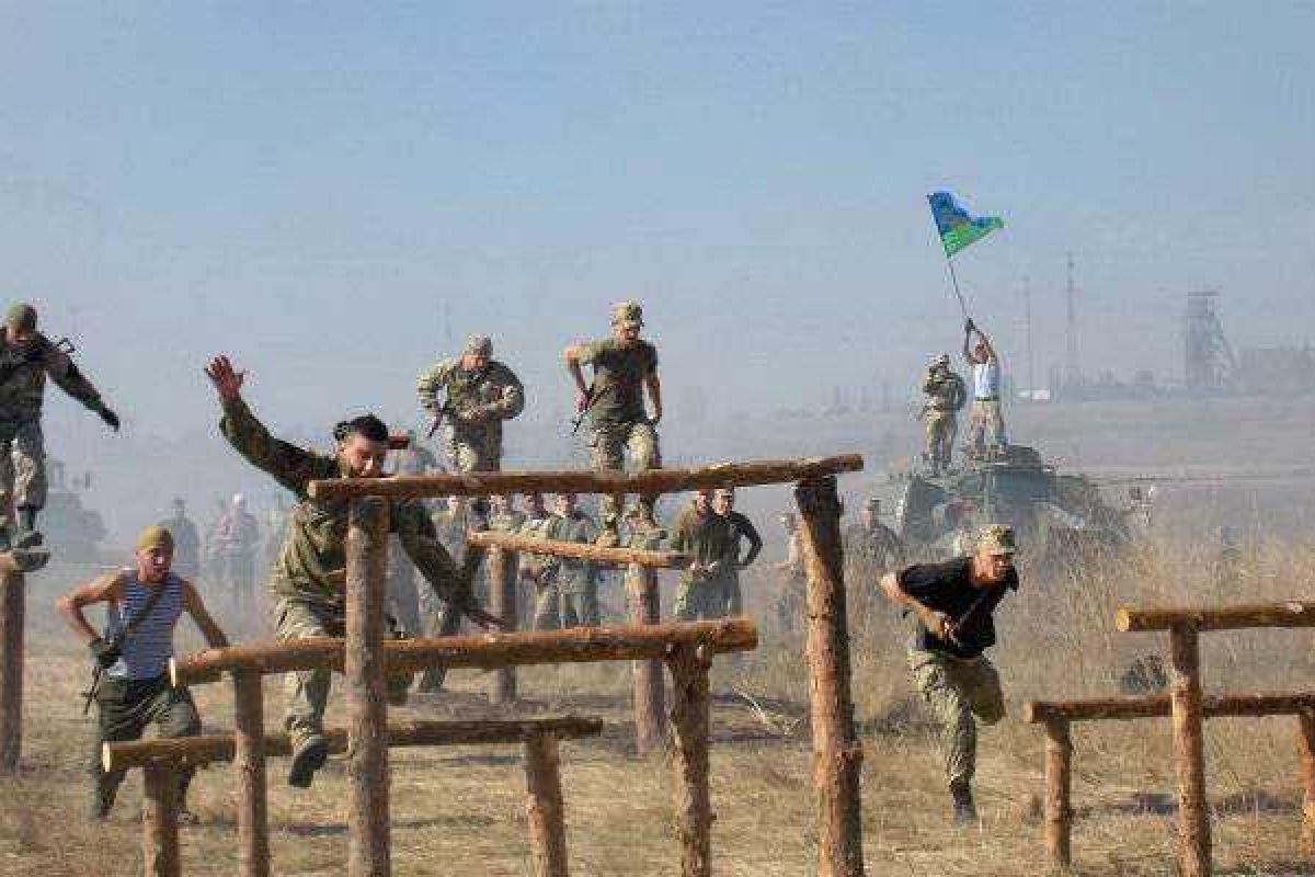 Бойцы в зоне АТО смастерили спортивный инвентарь из дерева и остатков снарядов: опубликованы фото Бойцы в зоне АТО смастерили спортивный инвентарь из дерева и остатков снарядов: опубликованы фото